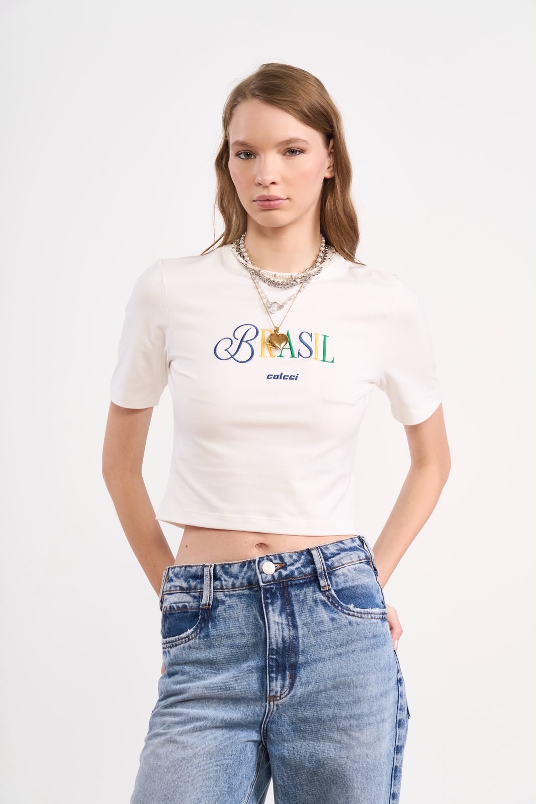 Camiseta. Bordada colcci